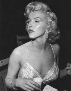 Marilyn Monroe accessoirise son look par des Boucles en Or et diamants par Cartier